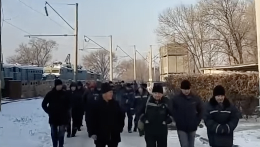 Работники Таразского локомотивного депо вышли на забастовку