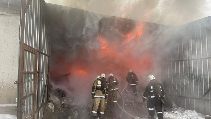 Товары эвакуируют из складов в Алматы из-за крупного пожара