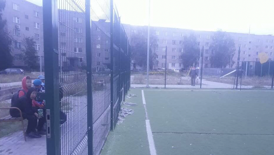 Ребенок проткнул голову прутом на футбольной площадке в Щучинске