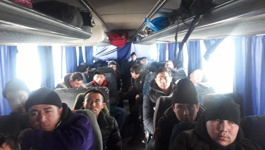 Автобус с десятками иностранцев застрял на трассе в Актюбинской области