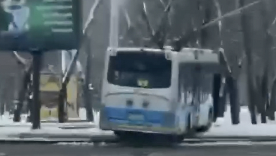 Троллейбус потерял управление и съехал с дороги в Алматы