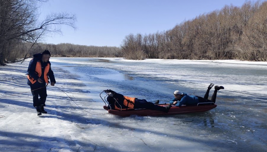 Провалившегося под лед на Иртыша рыбака спас пожарный в Павлодаре