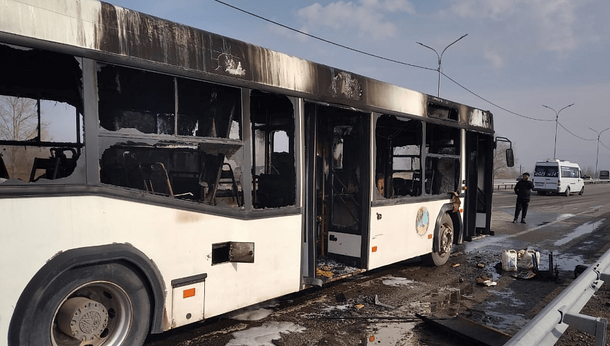 Автобус с полным салоном пассажиров загорелся под Павлодаром