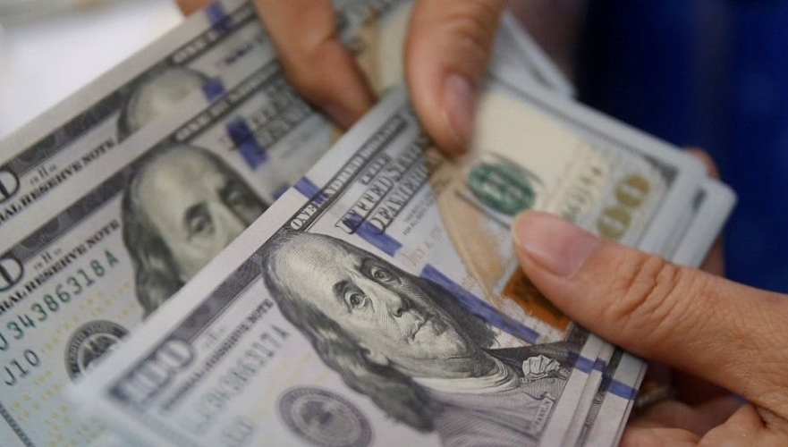 В среднем по Т470,25 продают доллары в обменниках Казахстана