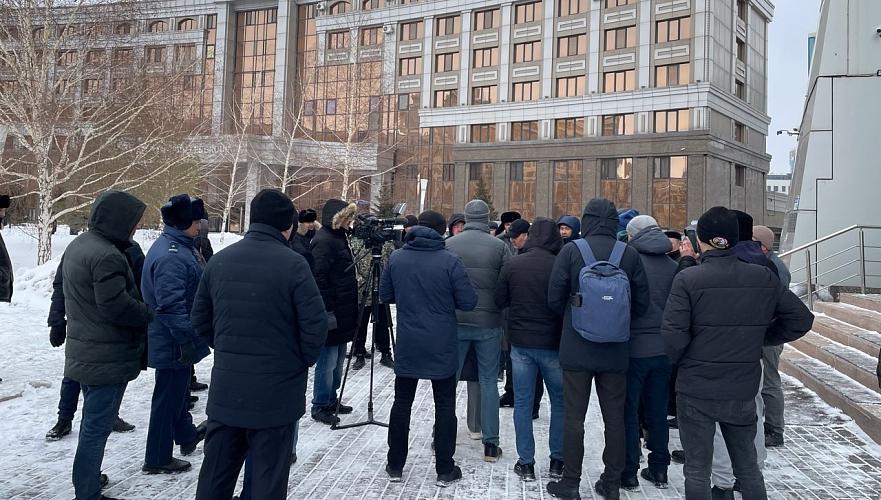 Группа казахстанцев приехала в Астану из разных регионов с требованием отменить утильсбор