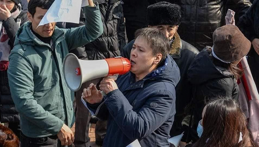 Пережил покушение. Задержания на митинге в Казахстане 2022. События в Казахстане 2022. Мамай политик фото.