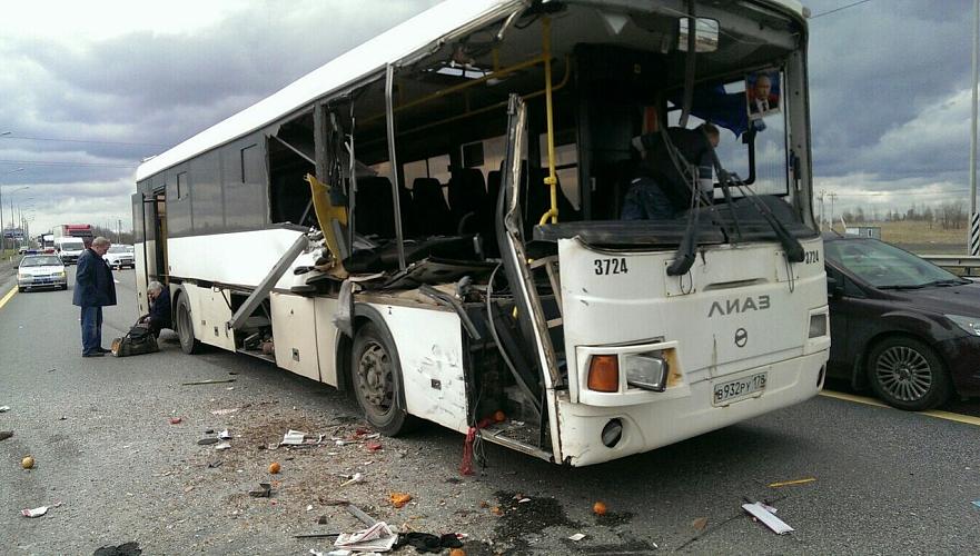 Два человека погибли, 14 пострадали при столкновении двух пассажирских автобусов в Кызылординской области