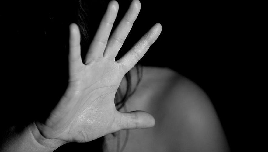 «Душил меня» - На свободе оставили подозреваемых в изнасиловании девушки в такси в ЗКО