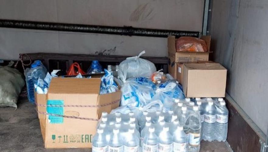 Неравнодушные граждане помогают едой и напитками участвующим в тушении пожара в Абае