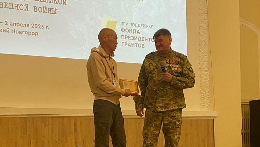 Медальон погибшего в ВОВ красноармейца передали россияне в область Абай