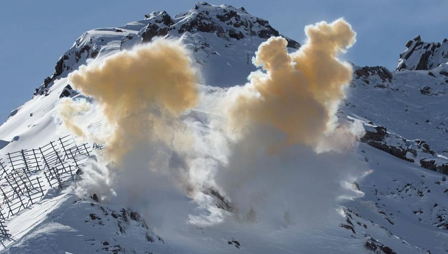 Профилактический спуск лавин произведен на алматинском Шымбулаке (видео)