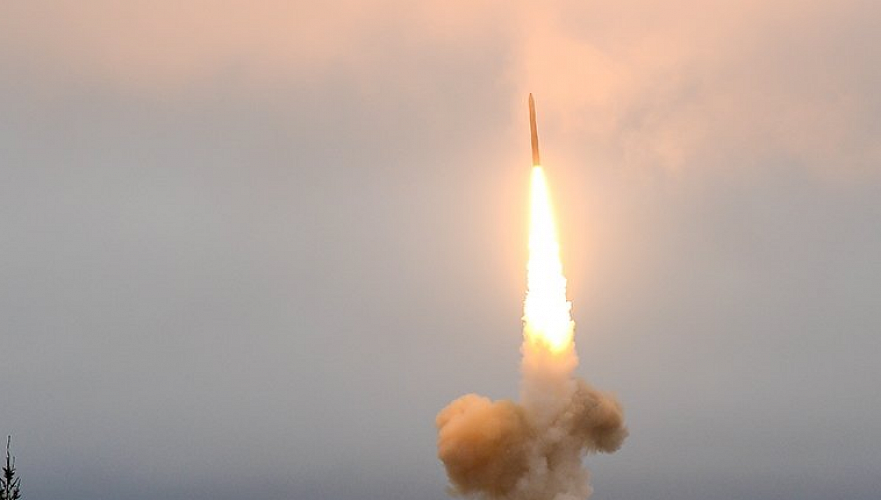 Российская баллистическая ракета «Тополь» поразила учебную цель в Казахстане
