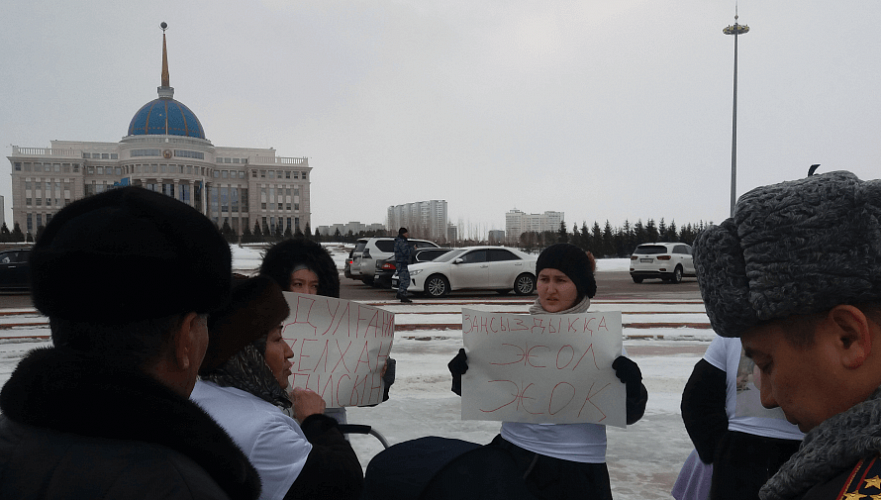Родственники арестованного бизнесмена на площади перед Акордой требуют встречи с Токаевым
