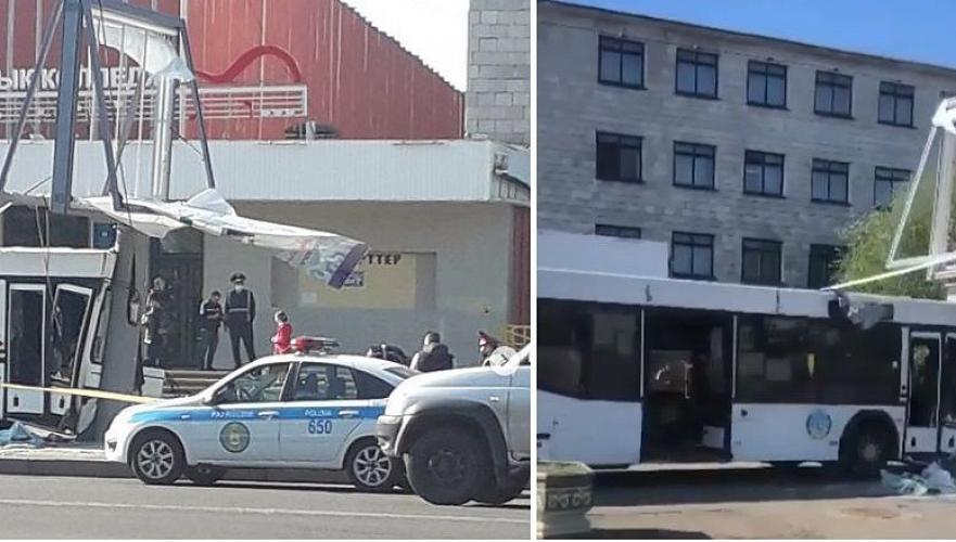 Автобус с пассажирами врезался в столб в Павлодаре, есть пострадавшие 