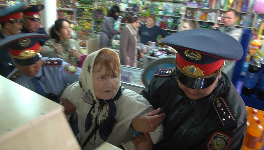 Переходившую улицу 80-летнюю пенсионерку без объяснения причин задержали в Уральске