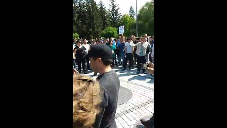 Силовики заперли митингующих в Центральном парке Алматы, КазТАГ ведет трансляцию
