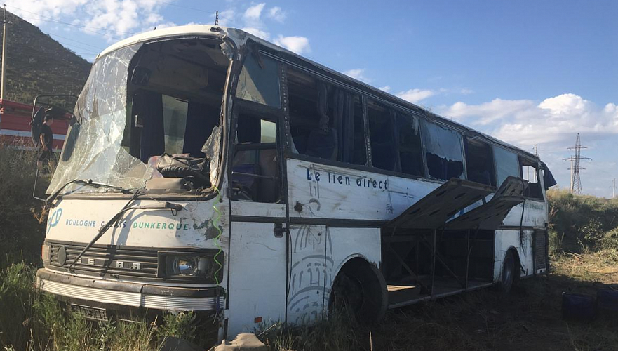 Автобус почти с 50 пассажирами перевернулся в Алматинской области
