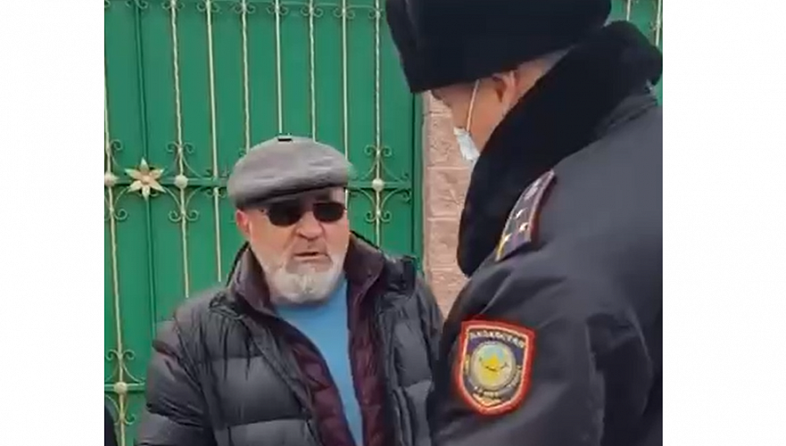 Видео нападения пожилого мужчины с баллончиком на полицейских распространяют казахстанцы