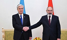 Токаев провел в Ереване переговоры с Пашиняном в узком составе