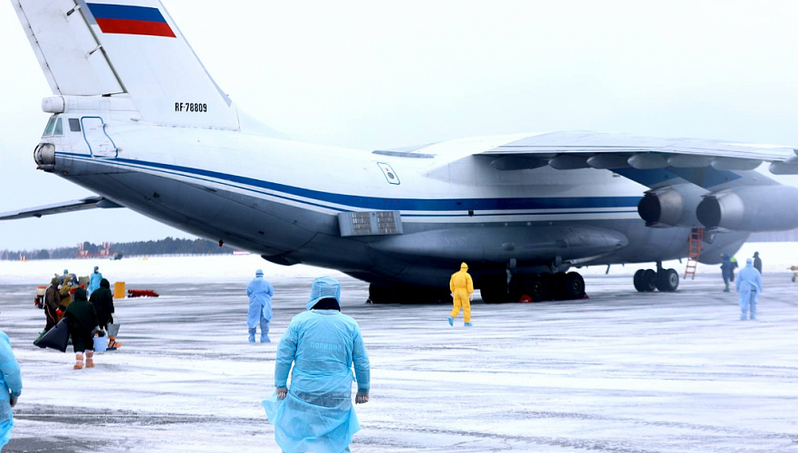 Троих казахстанцев эвакуируют военным самолетом из Китая в Россию