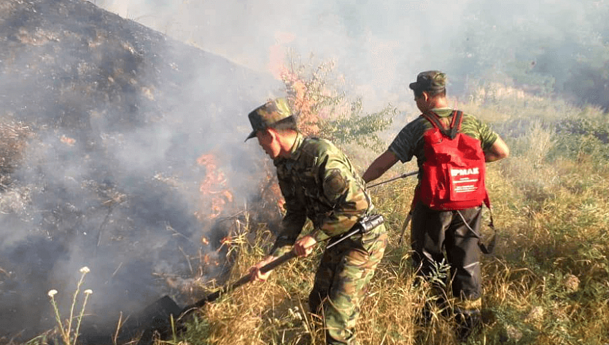 Пожар тушат в алматинском Алма-Арасане, была приведена в готовность авиация