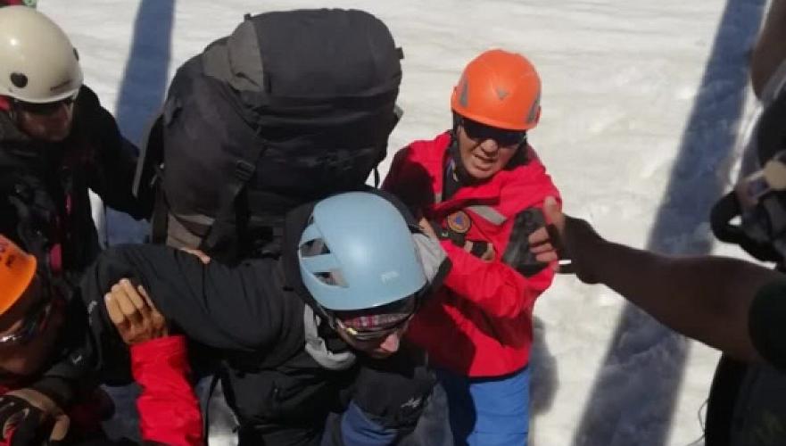 С ледника Богатырь в Талгарском ущелье вертолетом эвакуировали шестерых терпящих бедствие российских туристов 