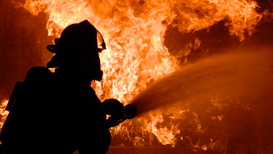 Трое рабочих погибли при пожаре на нефтяном месторождении в Кызылординской области