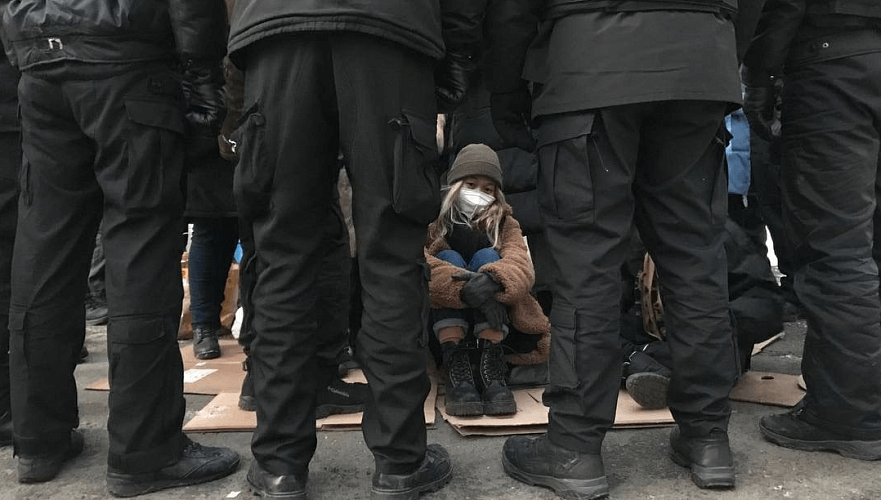 Митингующих Алматы удерживают в мороз, среди них кормящая мать, сообщается про обморожения