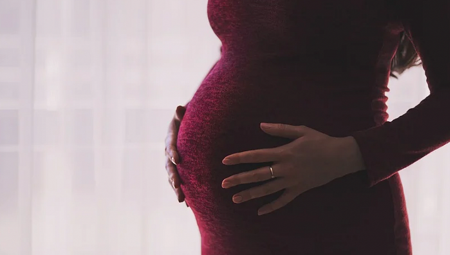 Получивших 42500 тенге беременных в Казахстане заставляют платить взносы в ФСМС