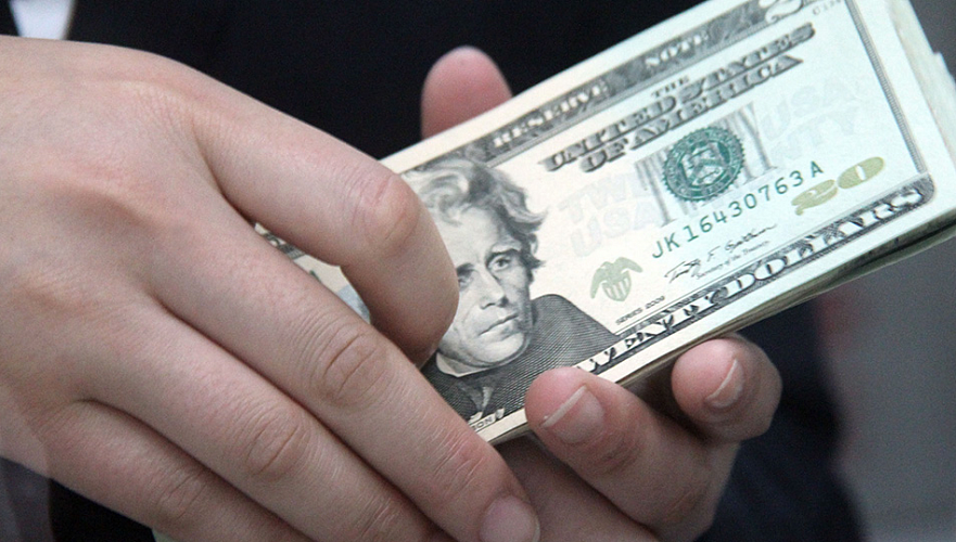 Курс доллара незначительно снизился в пятницу в обменниках Нур-Султана, Алматы и Шымкента