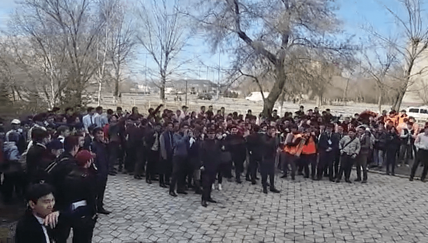 Корпус колледжа в Семее хотят отобрать для нужд чиновников – студенты вышли с протестом