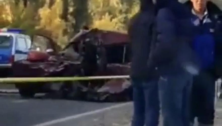 Один погиб и шестеро пострадали после лобового столкновения двух авто в Жамбылской области 
