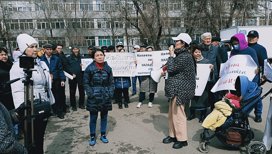Акция в поддержку Жанболата Мамая проходит у здания департамента полиции Алматы
