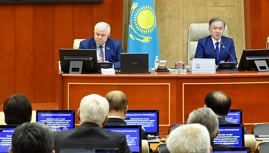 Уволить отказавшихся закрыть зарубежные счета депутатов и судей предлагают в Казахстане
