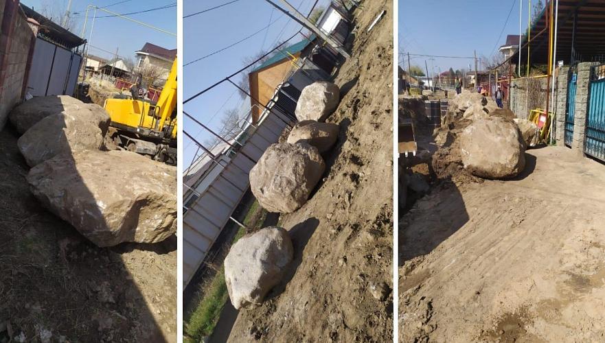 Огромные валуны осложняют строительство водопровода в микрорайоне Акжар в Алматы