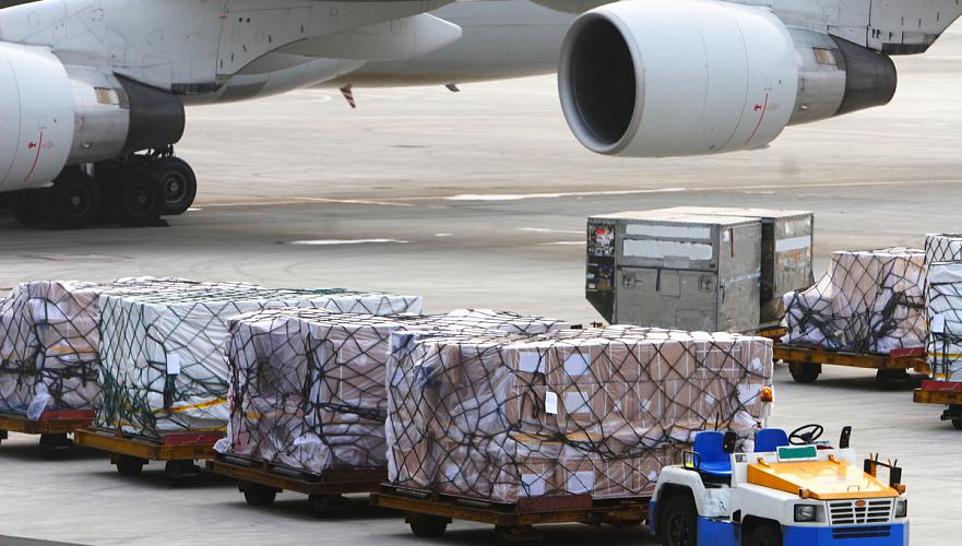 Казахстан доставил в Китай гуманитарную помощь в виде медизделий в объеме 13,6 тонны