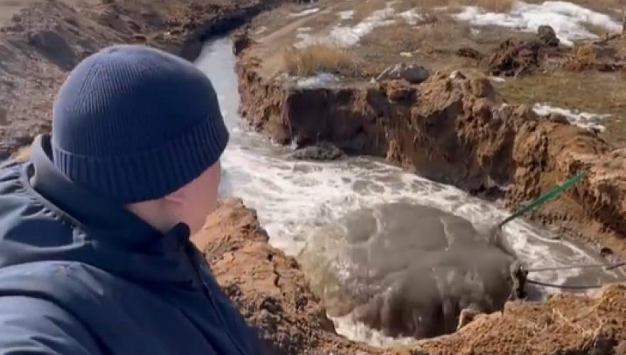 «Запах глаза режет» – канализационная вода разливается на огромную территорию близ Караганды