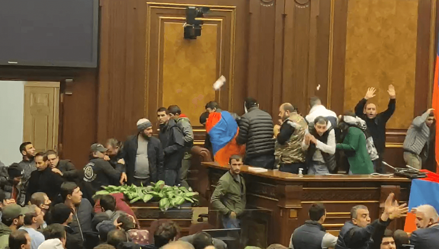 Толпа избила главу парламента Армении из-за возврата Нагорного Карабаха Азербайджану
