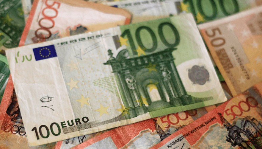 Пятеро работников банка продавали клиентам фальшивые евро в Шымкенте