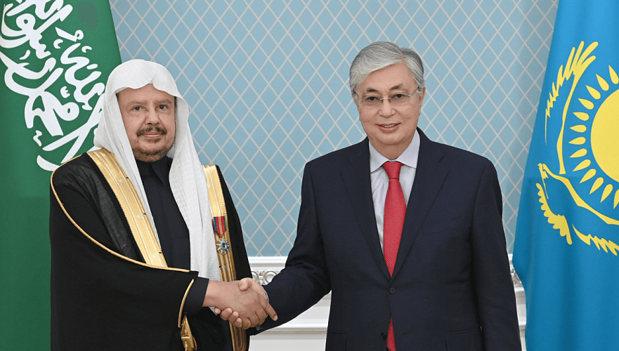 Токаев наградил орденом председателя консультативного совета Саудовской Аравии