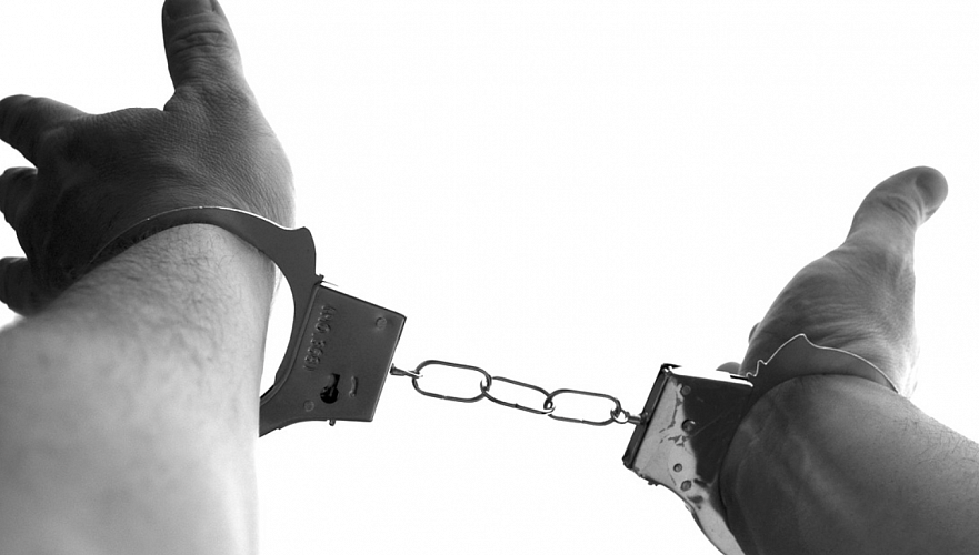 Полицейский арестован по подозрению в пытках задержанного в Семее