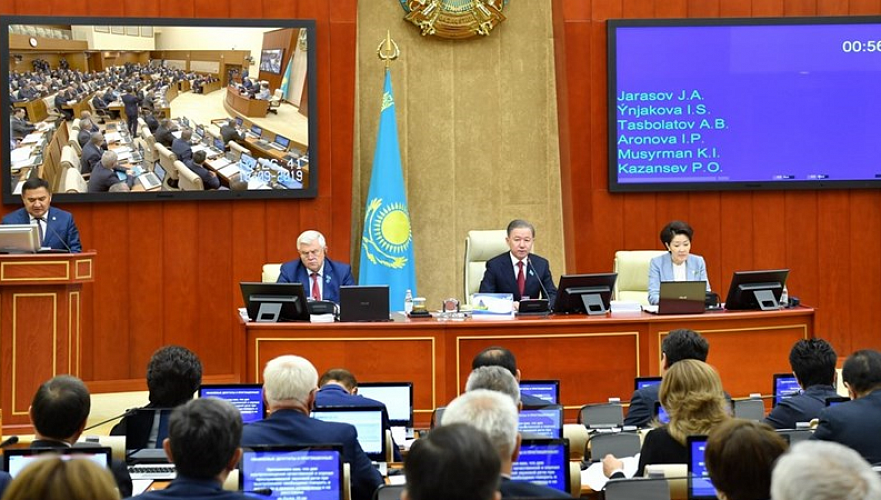 Урезать депутатам парламента зарплаты и лишить их всех льгот предложили в Казахстане