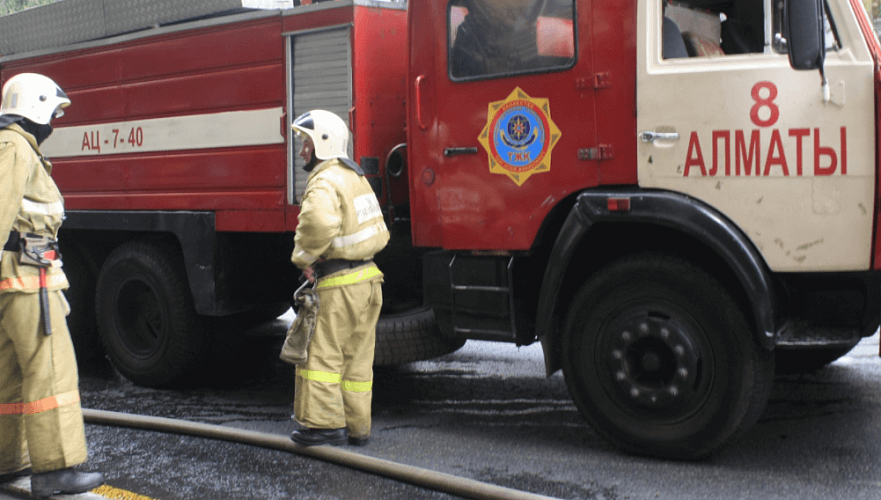 Кровля четырехэтажки загорелась на проспекте Назарбаева в Алматы