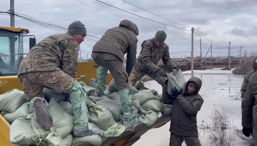 Бойцы из охраны Токаева прибыли на помощь спасателям бороться с паводками