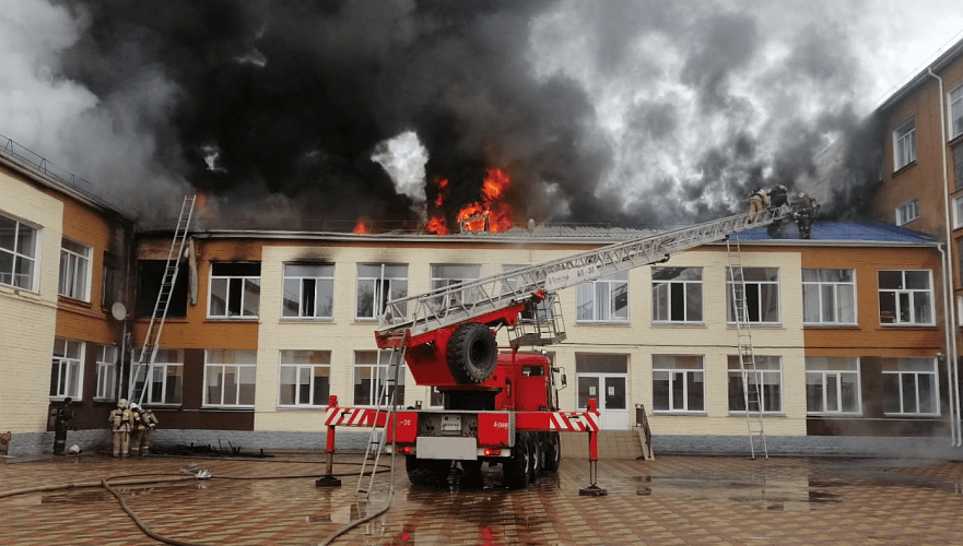 Крупный пожар в школе тушат в Павлодаре