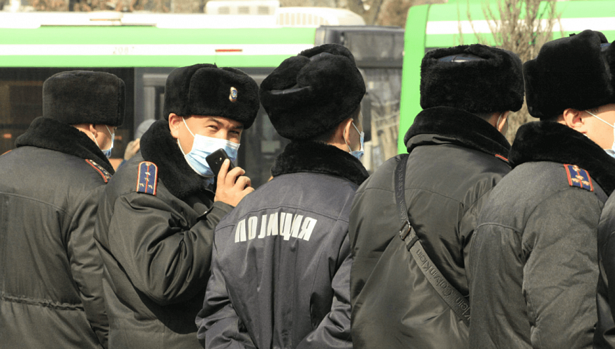 Полицейских Алматы подозревают в участии в ОПГ и незаконном списании штрафов на Т247 млн
