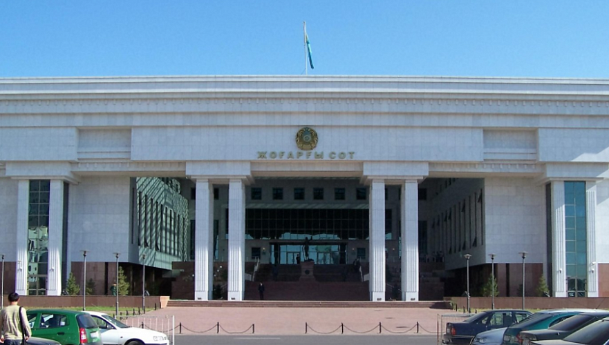 Юристам запретили фотографироваться на ступеньках Верховного суда Казахстана