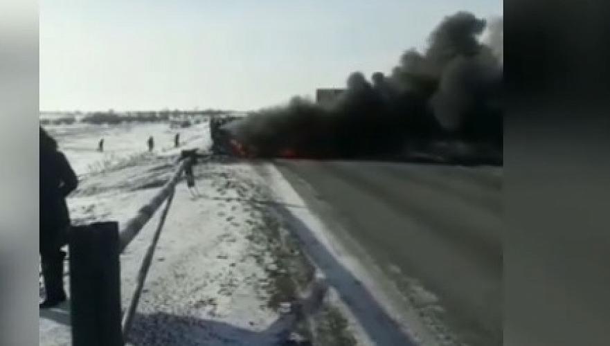 До тла сгорело авто и четверо пострадали в ДТП на трассе Караганда-Шахтинск