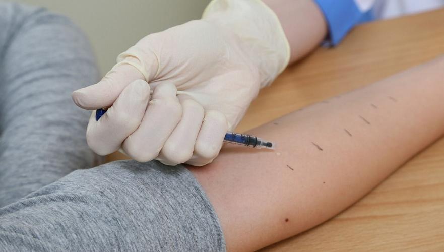 Пробу на аллергию перед вакцинацией от коронавируса не делают – минздрав