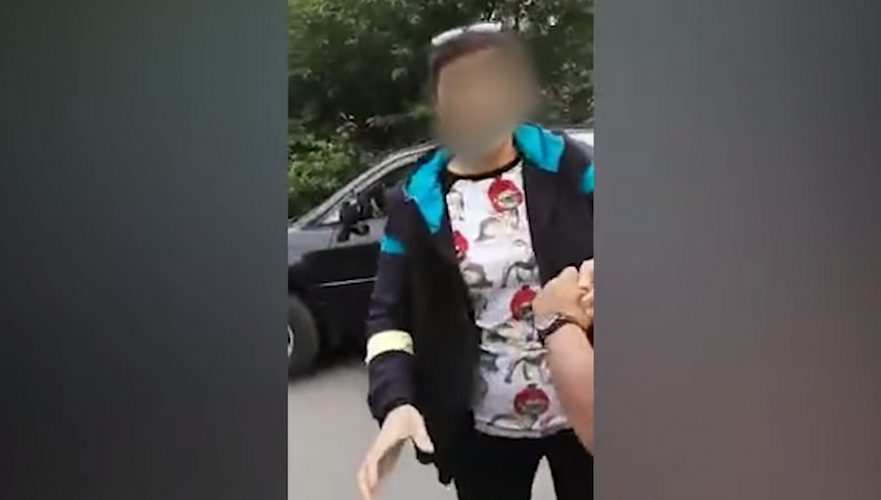 Автомобилистку из резонансного видео оштрафовали за драку у киоска в Алматы